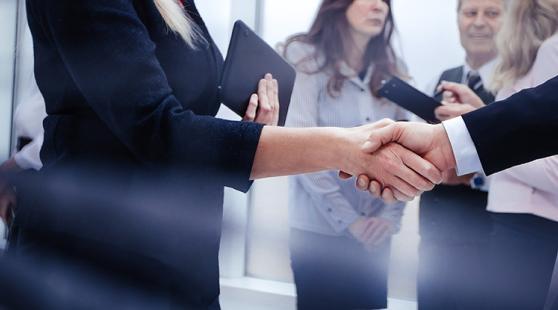 Poignée de mains entre deux professionnels en contexte de transmission ou acquisition d’entreprise, symbolisant les opérations réalisées par Eurallia Finance.